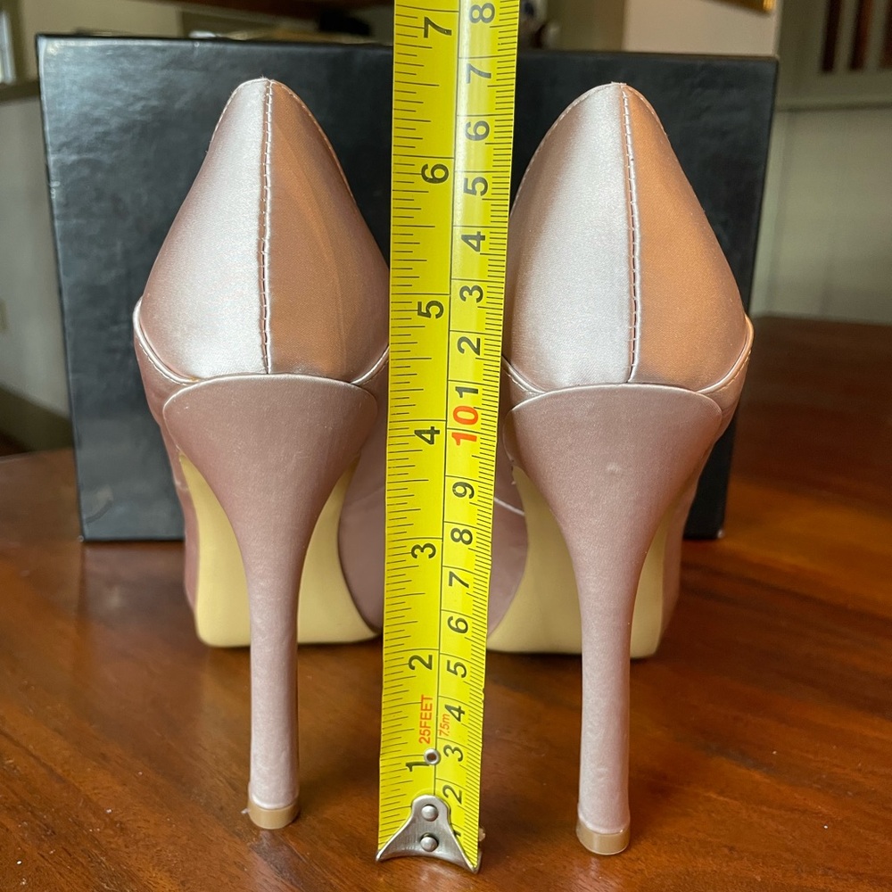 RSVP’s Bellen Latte/Light Gold Heels Satin Finish Size 5M NEW IN Box - Picture 3 of 7